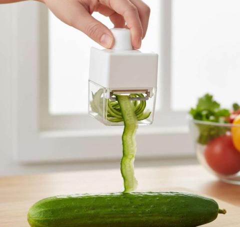 قشارة خضروات مع صندوق للقشور